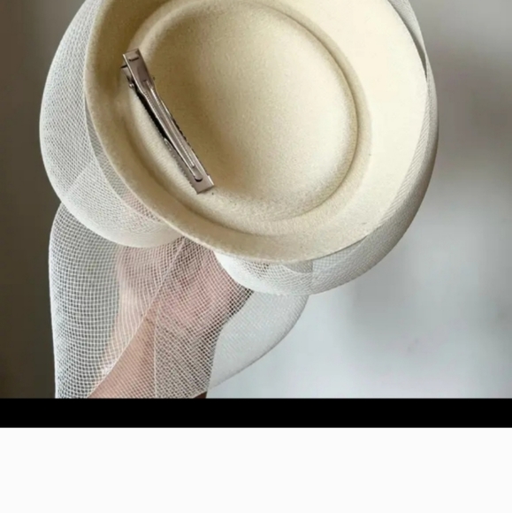 Cream Fascinator Hat - Picture 4 of 4